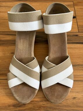 CHARLESTON SHOE CO. Tan and White Crisscross Slide Sandals
